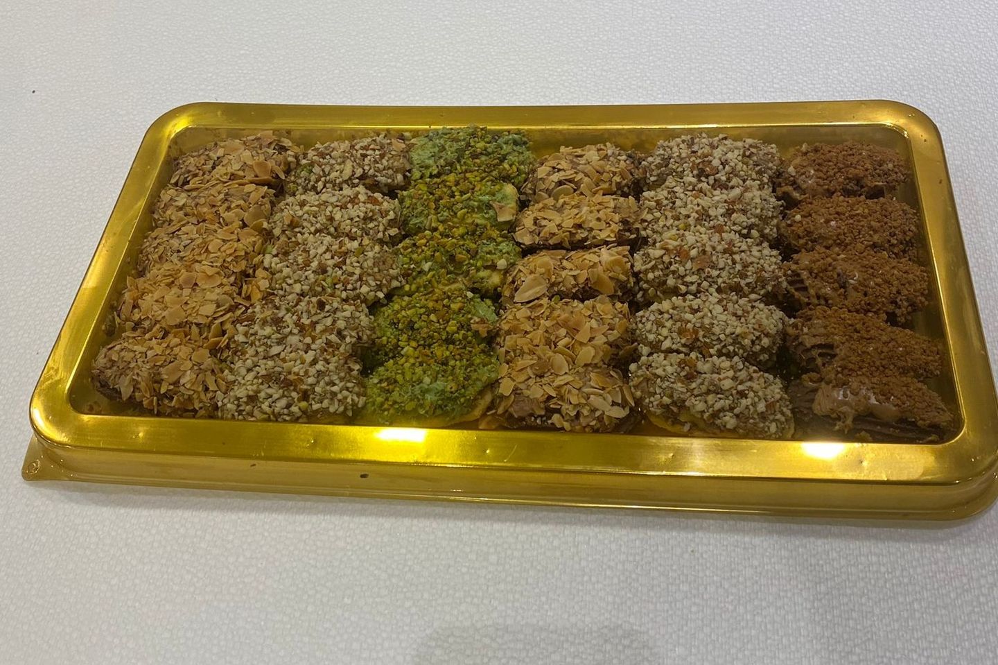علبة بتفور كبير