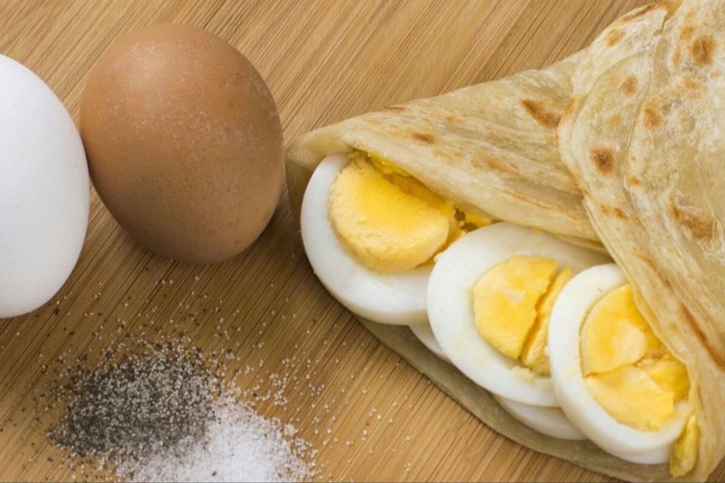 شباتي بيض مسلوق بالجبن