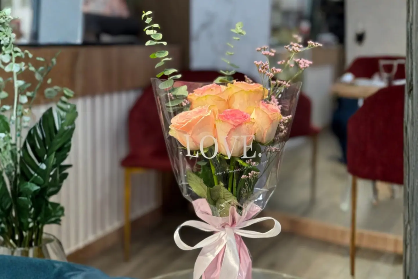 باقة ورد بينك صغيرة مع غلاف شفاف مميز ٥