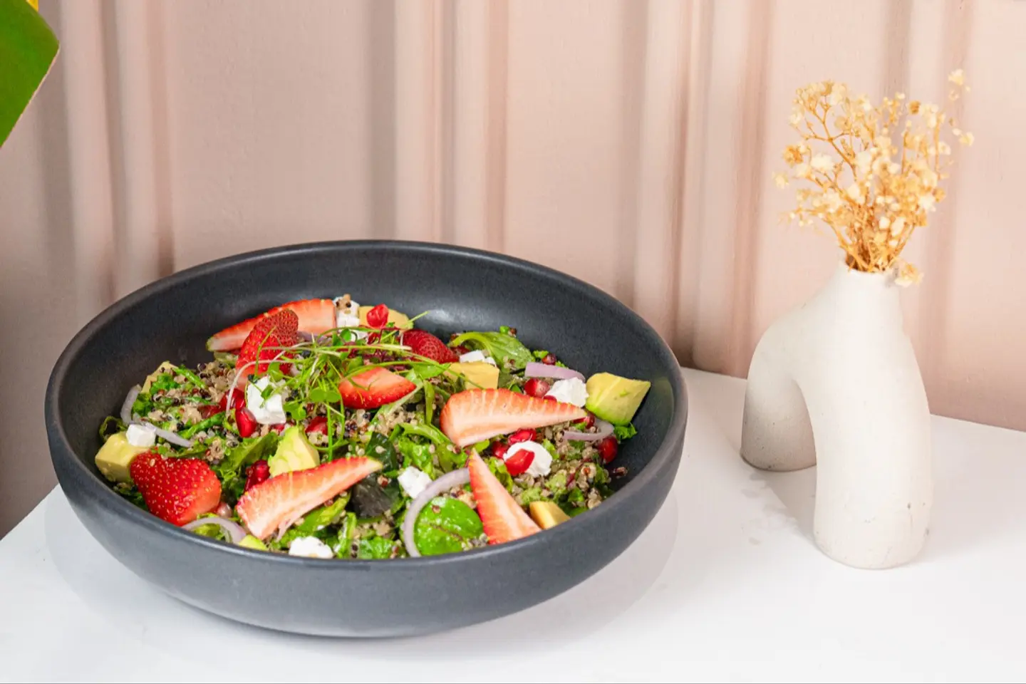 سلطة الكينوا والفيتا