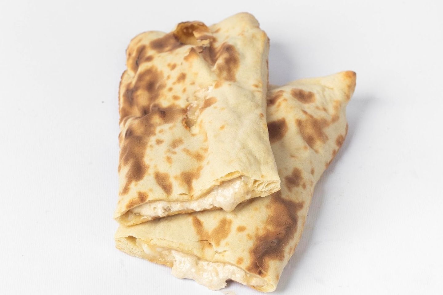 خبز تنور بجبنة الفيتا والطحينة