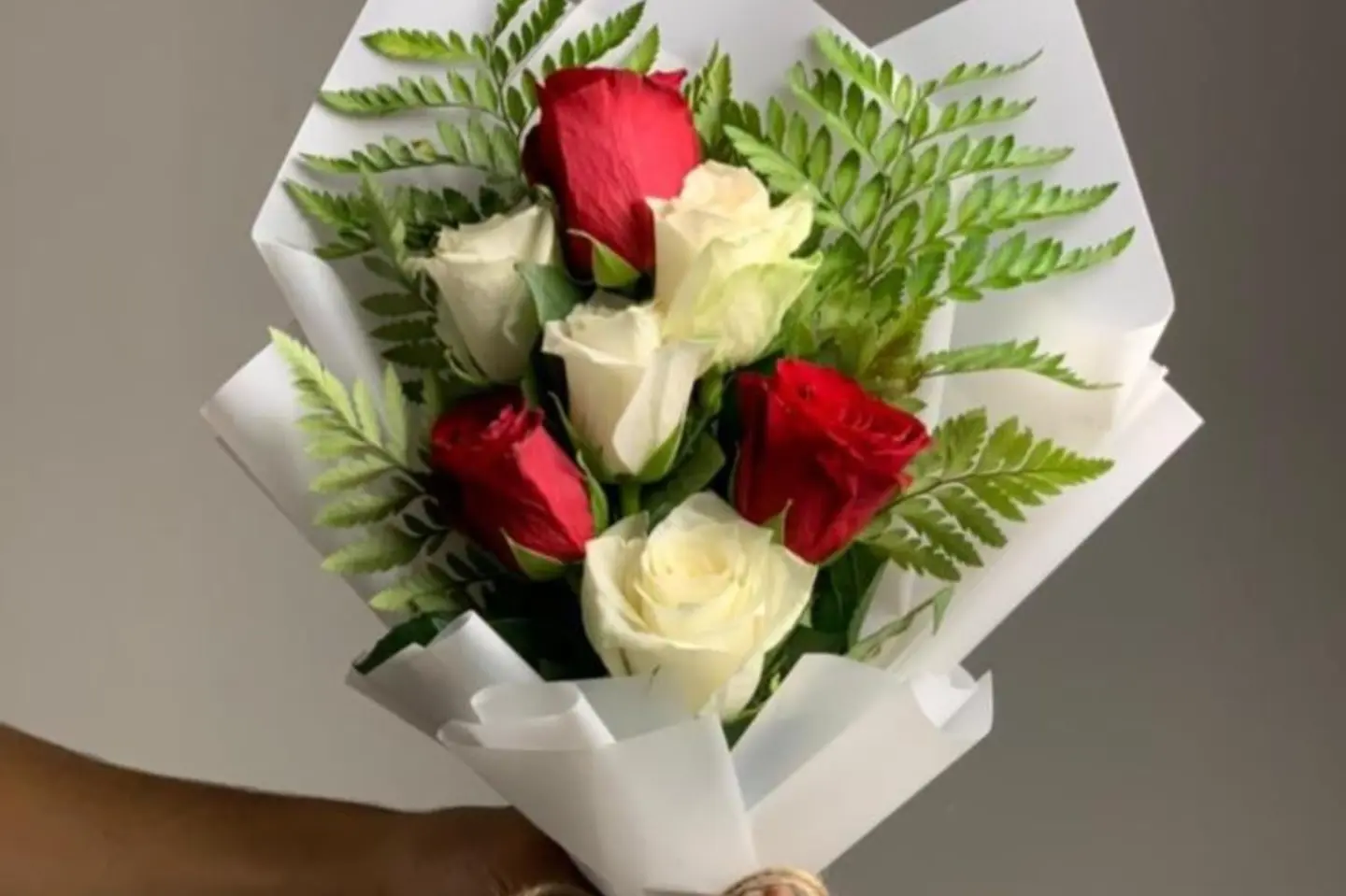 باقة ورد احمر وابيض