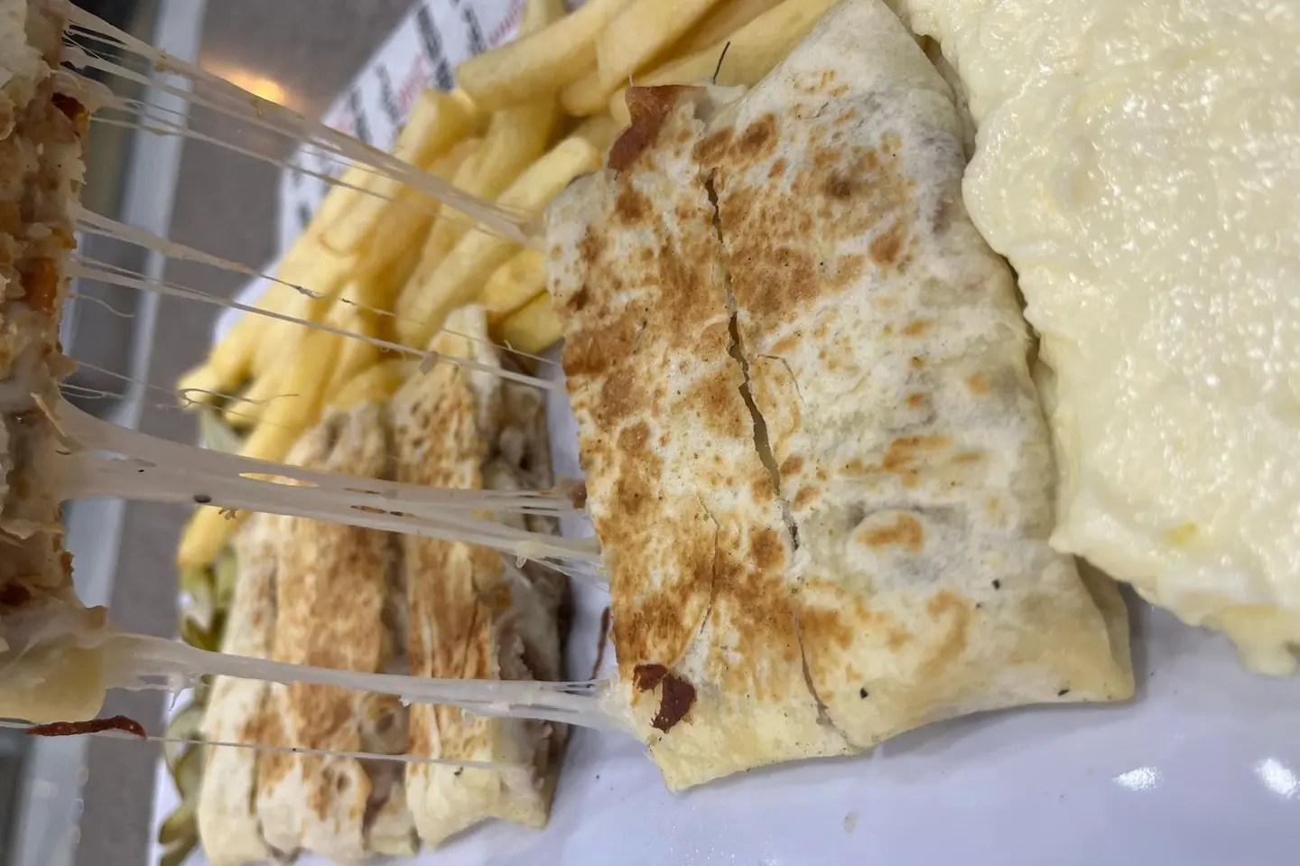 شاورما عربو لحم مع الموزاريلا