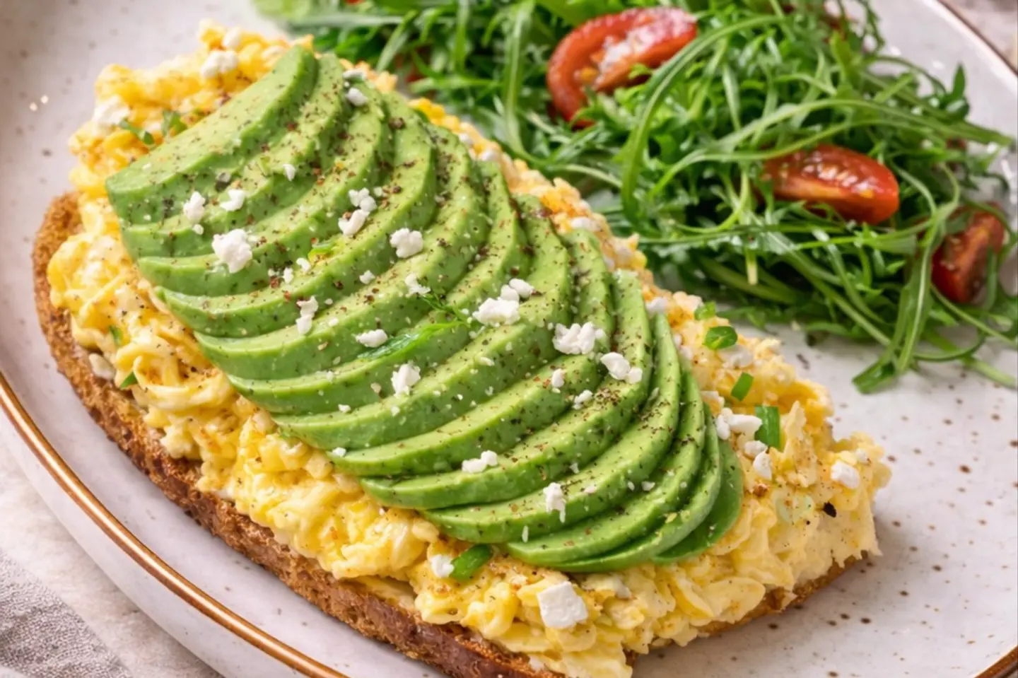 بيض سكرمبل مع الأفوكادو