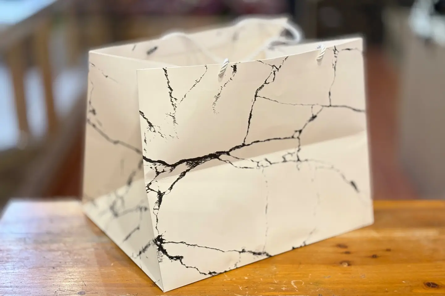 كيس هدايا ابيض وسط