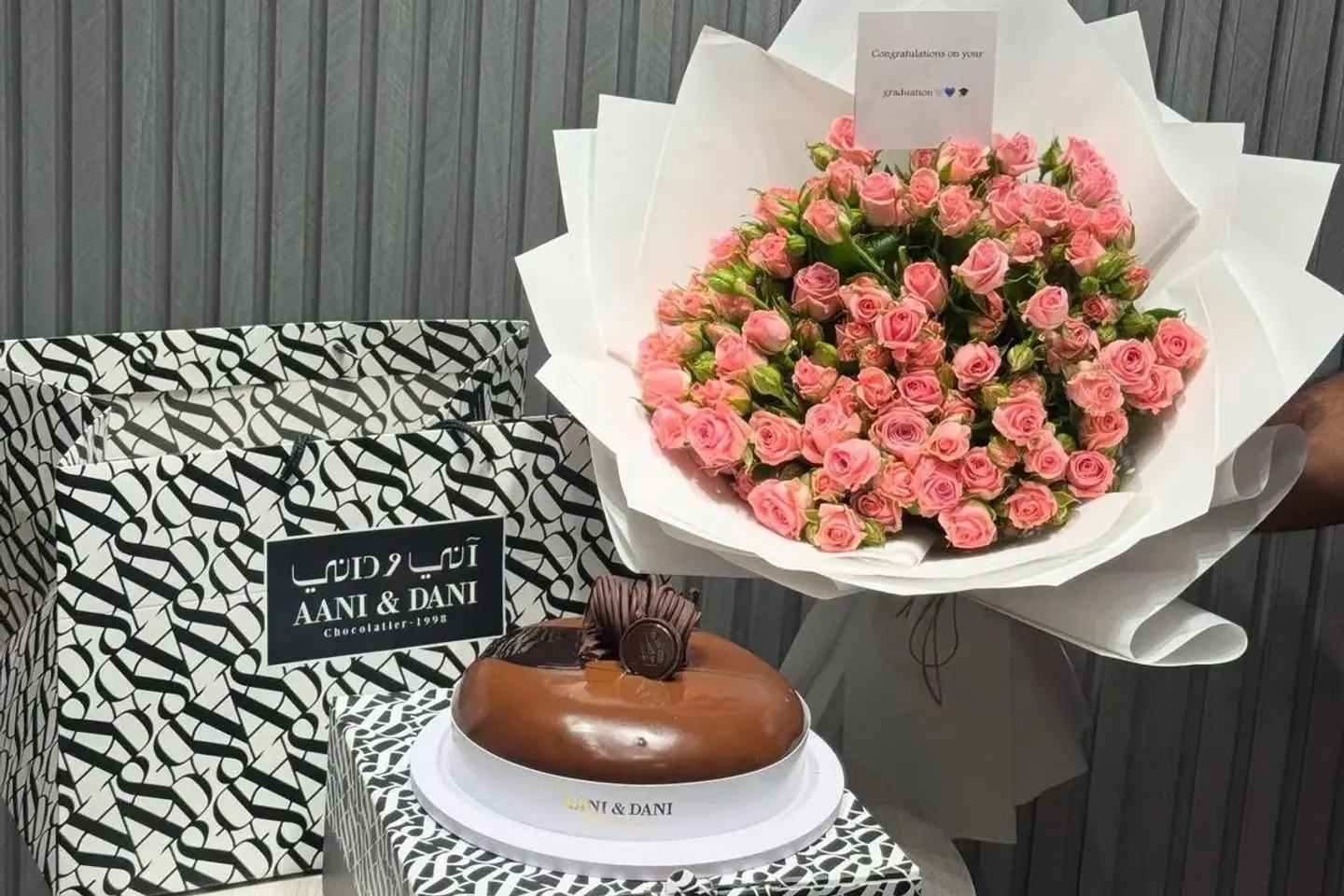 باقة وردية مع كيك اني وداني