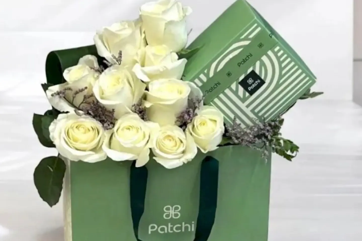 تنسيق ورد ابيض مع شوكلاته باتشي