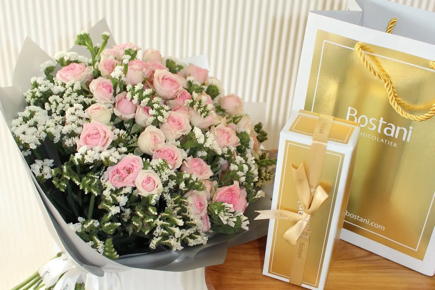 باقة وردية مع شوكلاته بستاني
