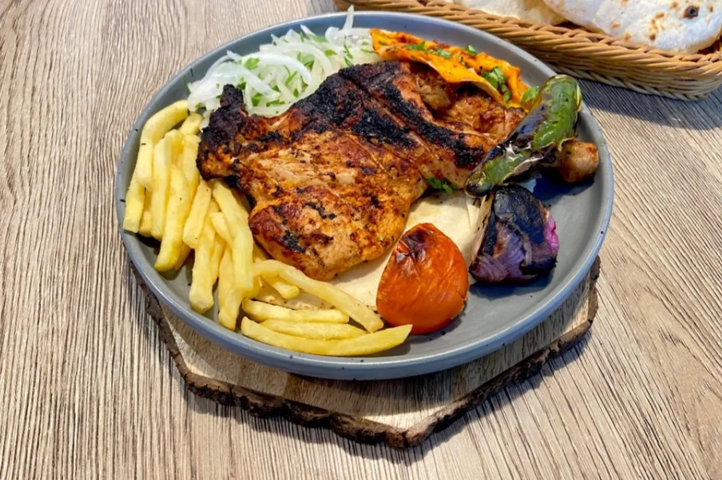 نصف دجاج مسحب على الفحم