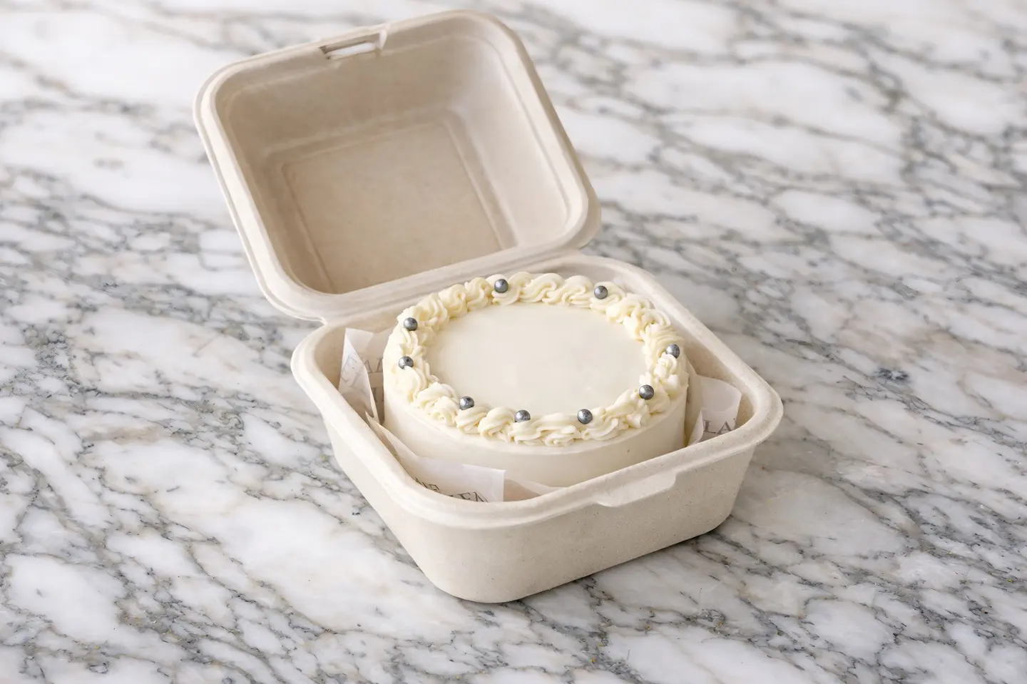 كيك لنش بوكس ابيض