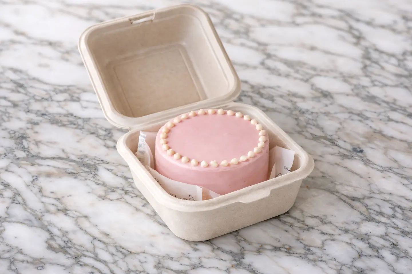 كيك لنش بوكس وردي