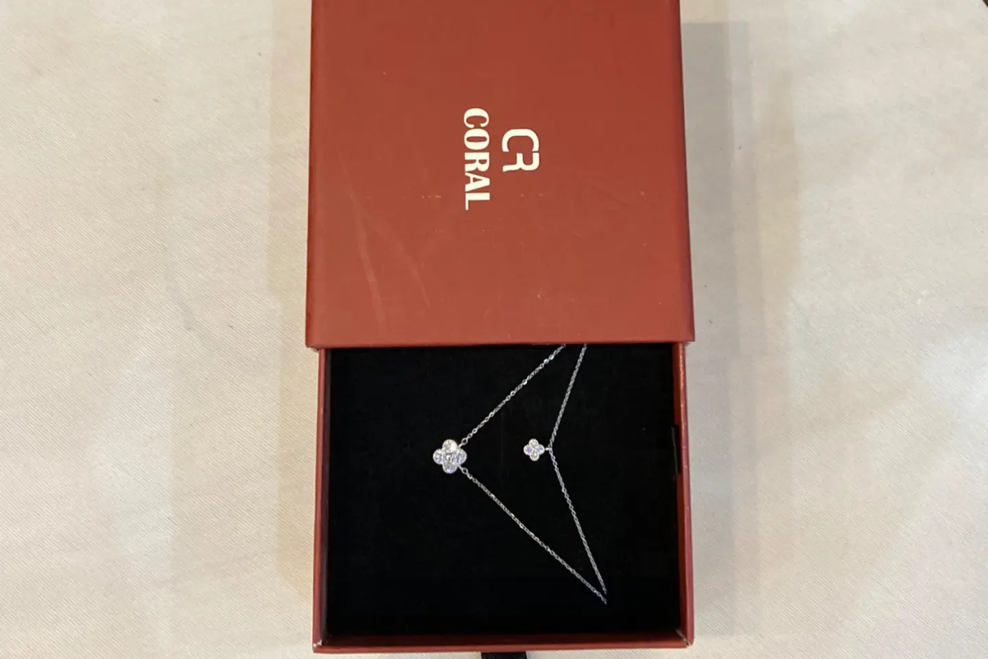 سلسال ذهبي من براند كورال الأحمر الأنيق