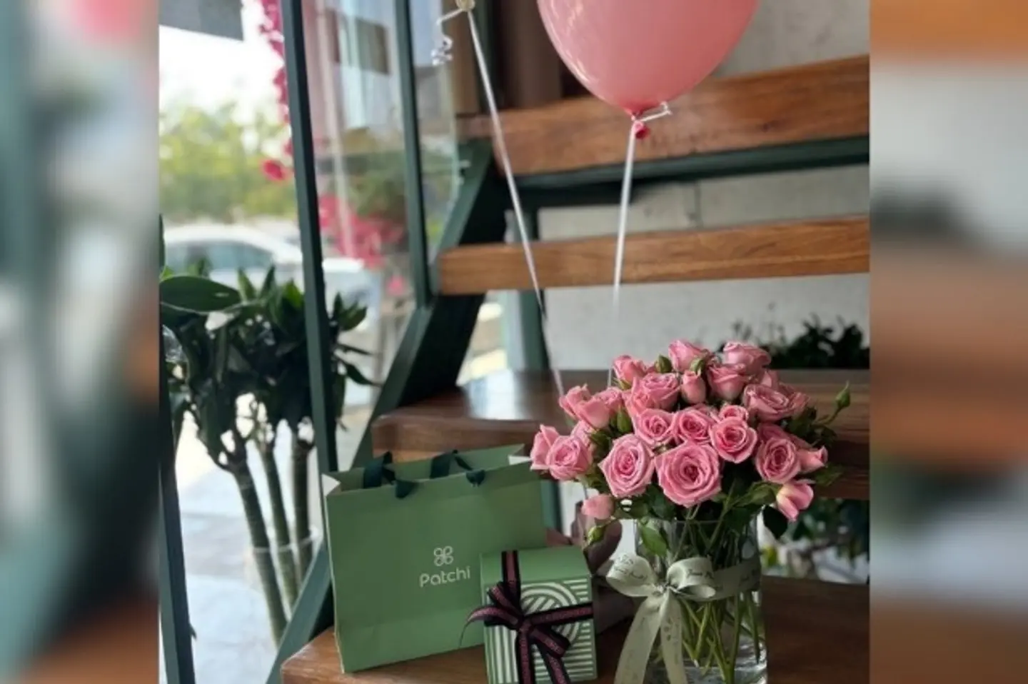 فازة ورد مع بالون وشكولاته ٢