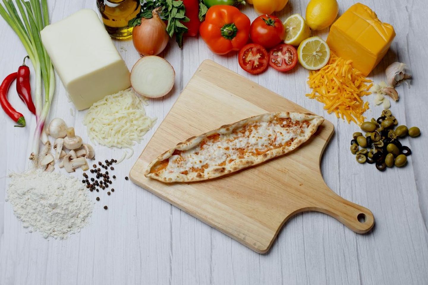 فطيرة محمره مع الموزاريلا