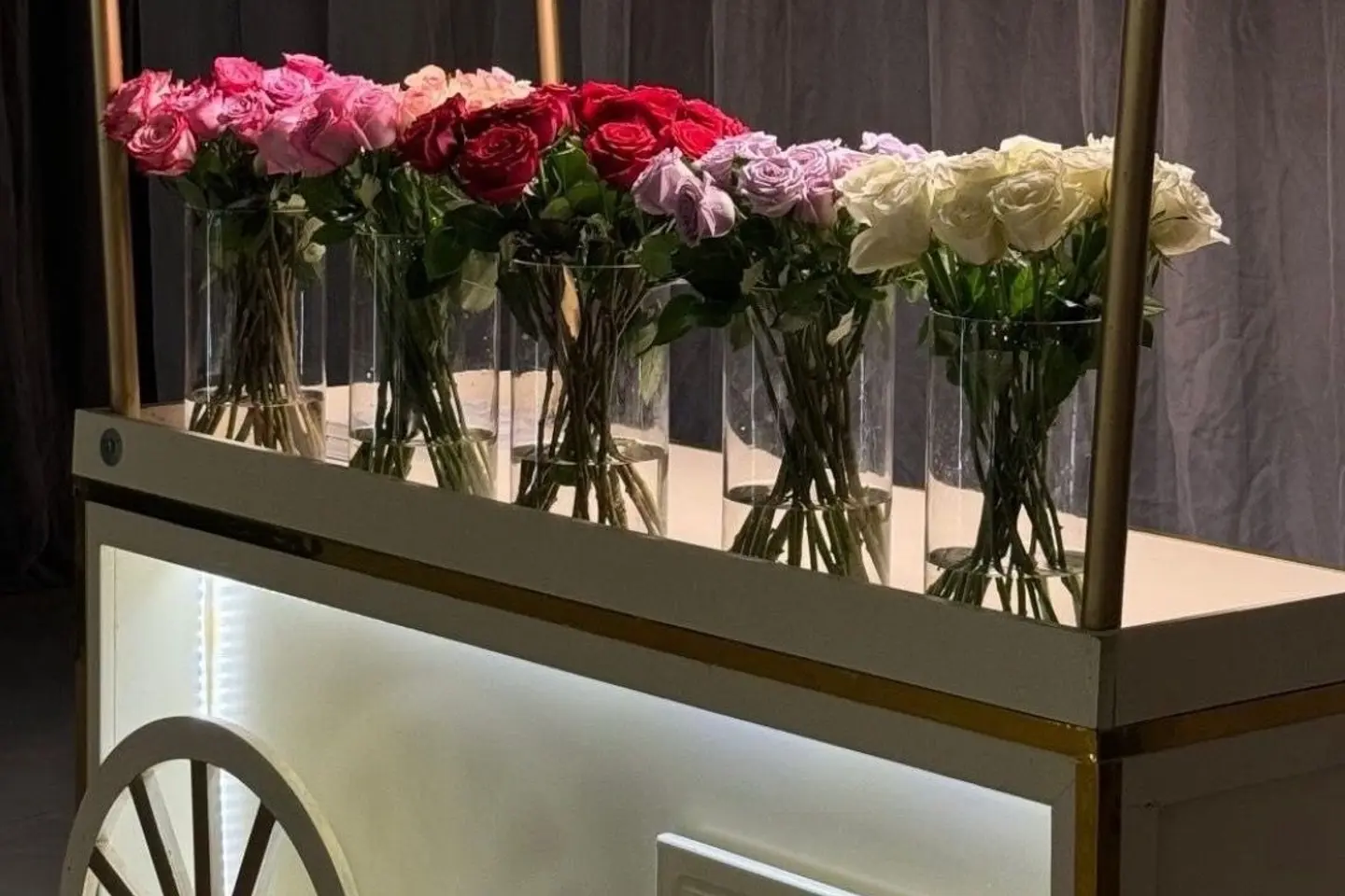 One Vase Arranged With 20 Jouri Roses