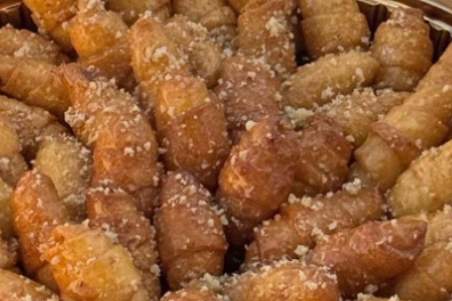 حلا الهبة كرواسون السميد صغير عدد عشرون قطعة