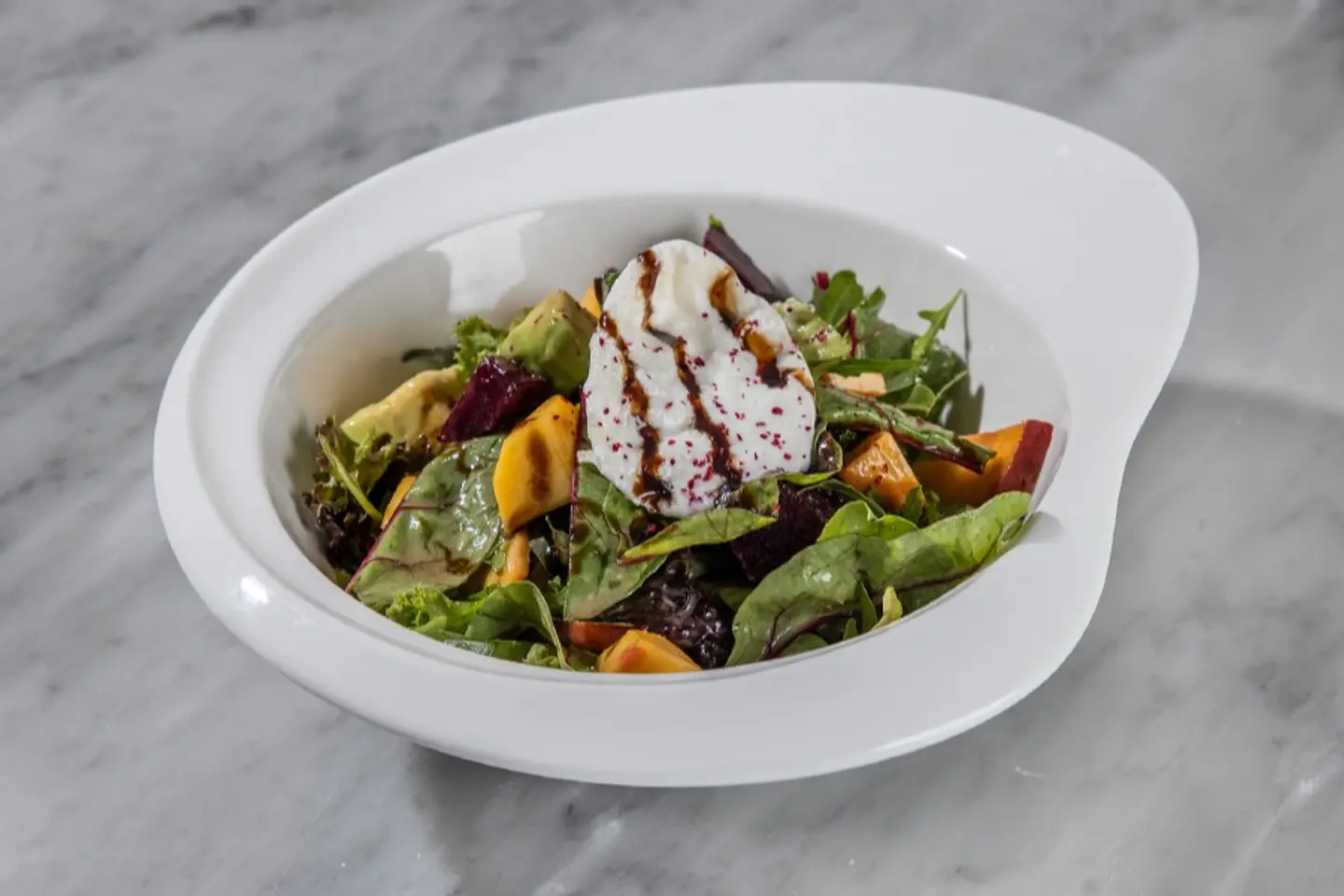 سلطة خوخ و بوراتا