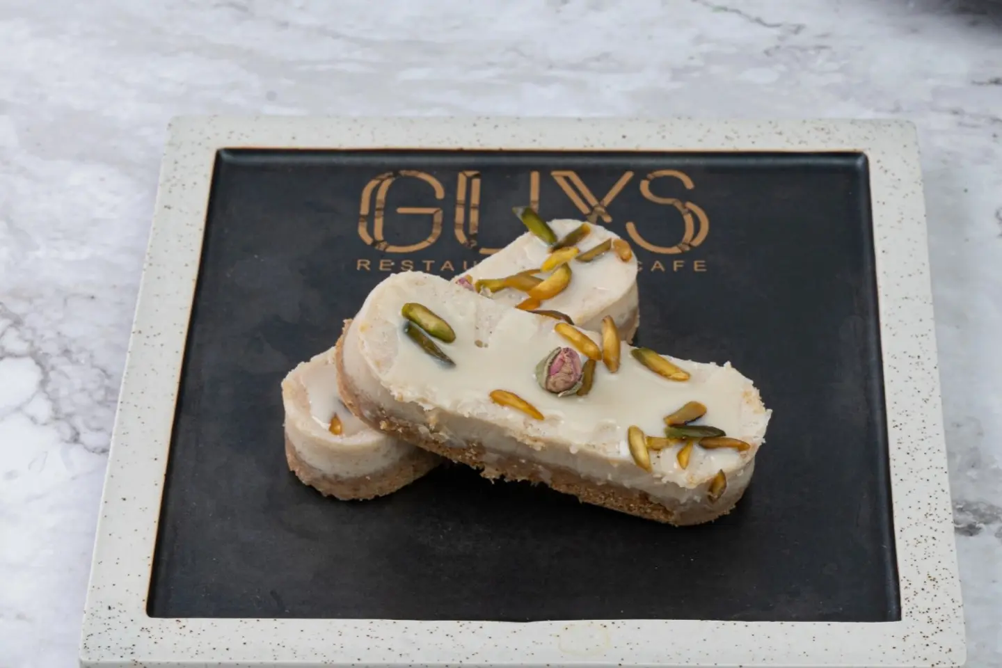 2 قطعة لبنية قايز