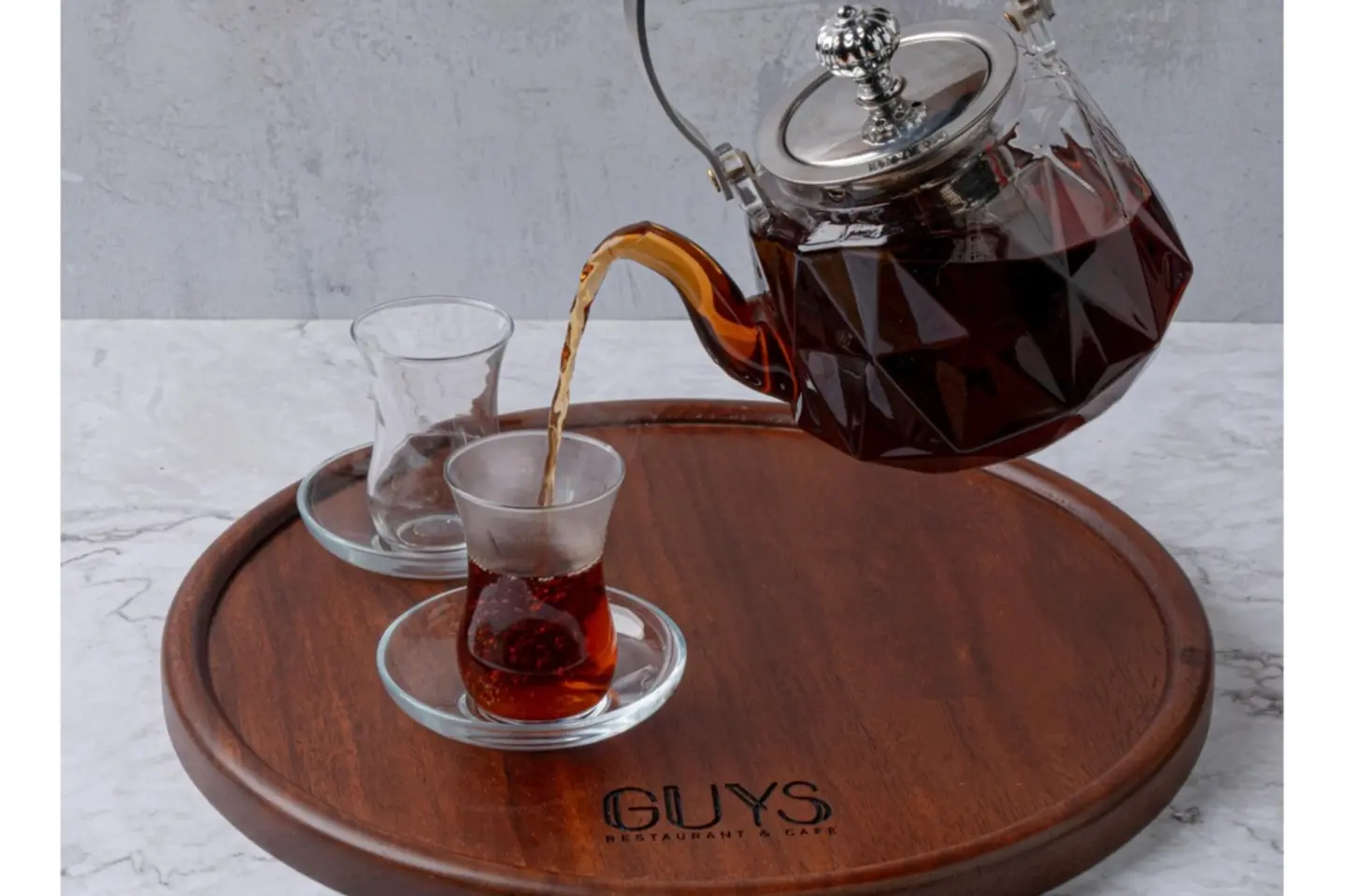 كوب شاي احمر