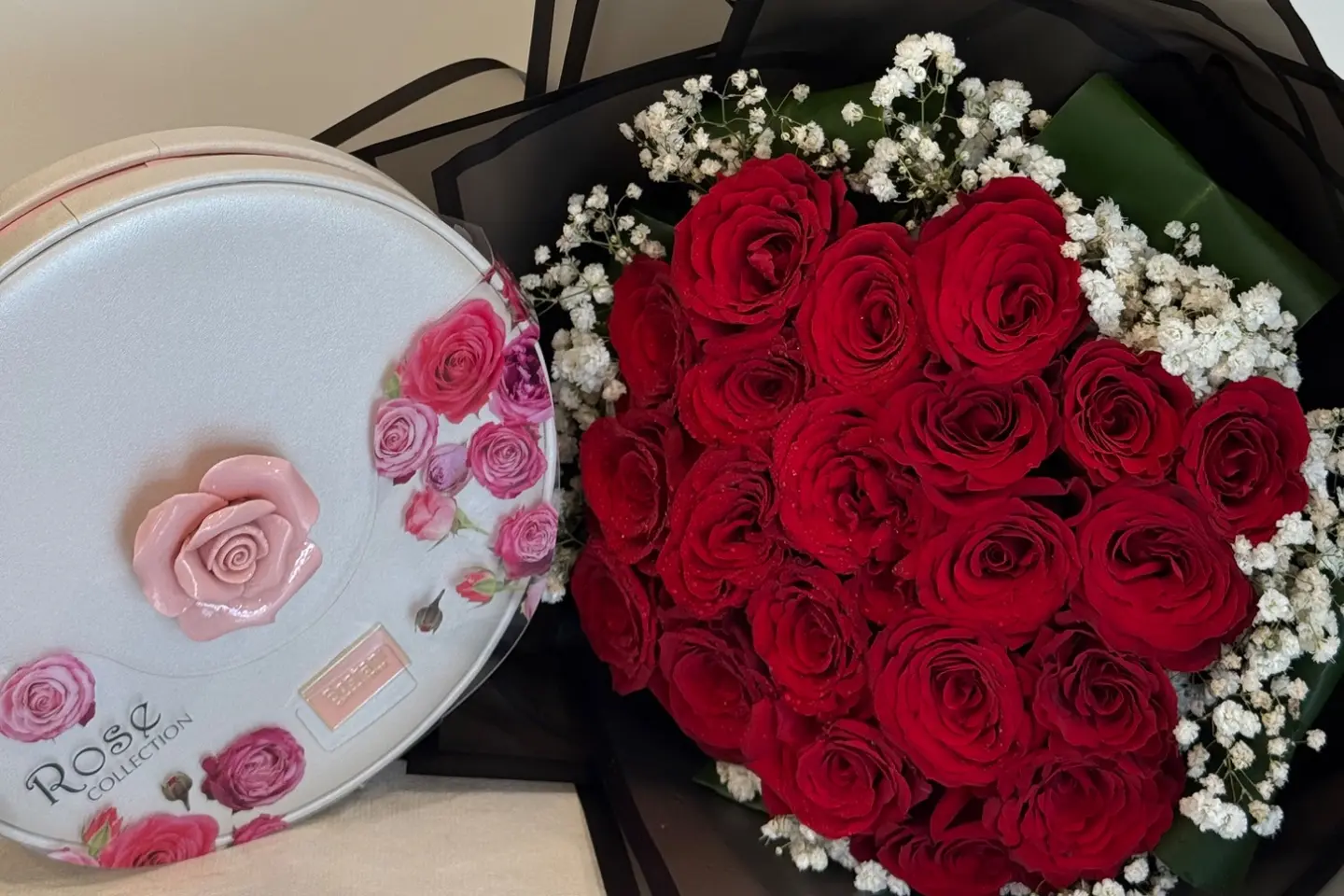 هدية بوكيه جوري احمر مع شوكلاتة بستاني