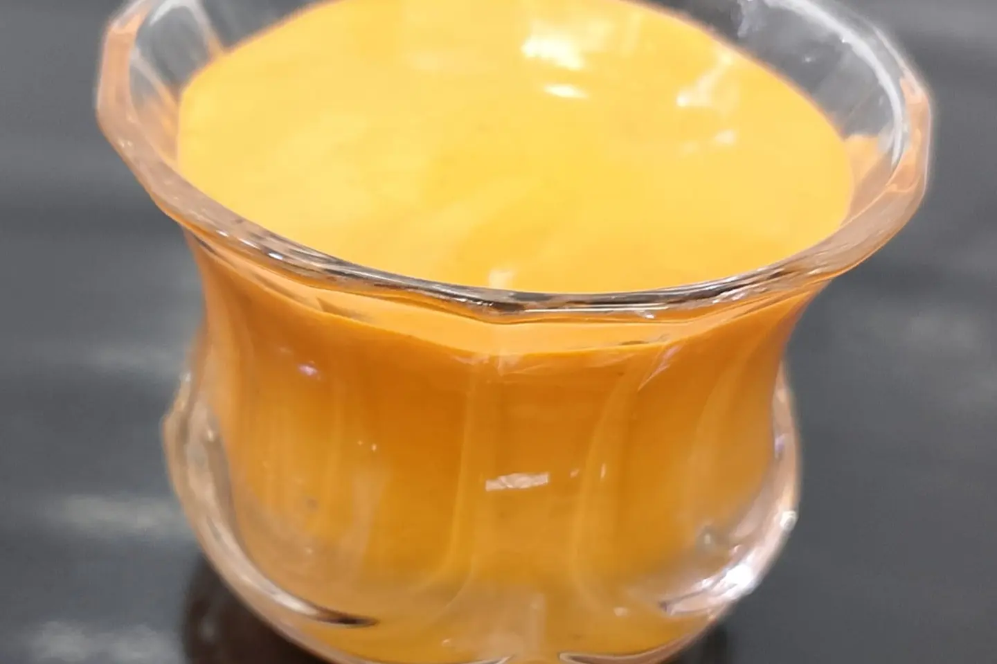 علبة صوص حار