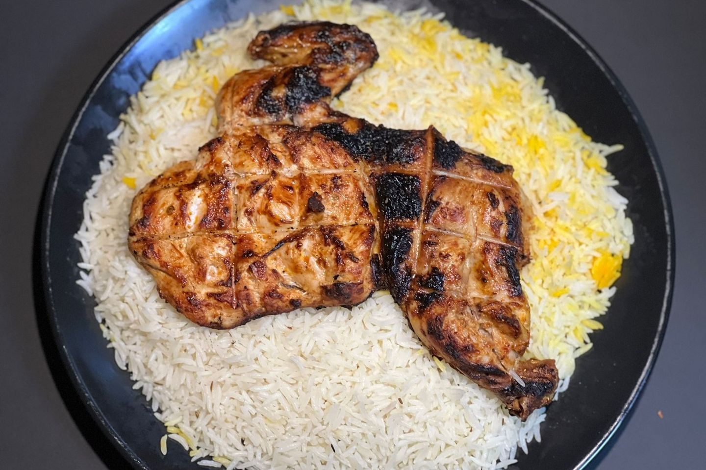 نص حبة دجاج مشوي على الفحم مع الارز