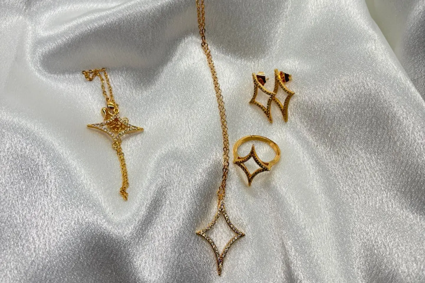 طقم فاخر مطلي بالذهب