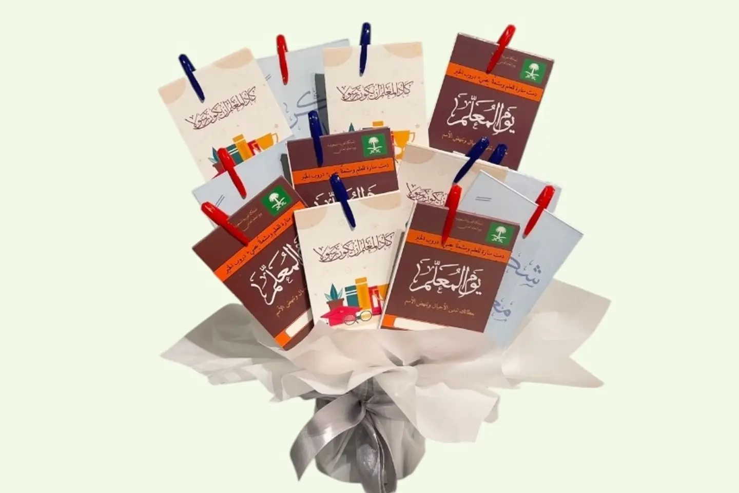 يوم المعلم نوتات وأقلام ب