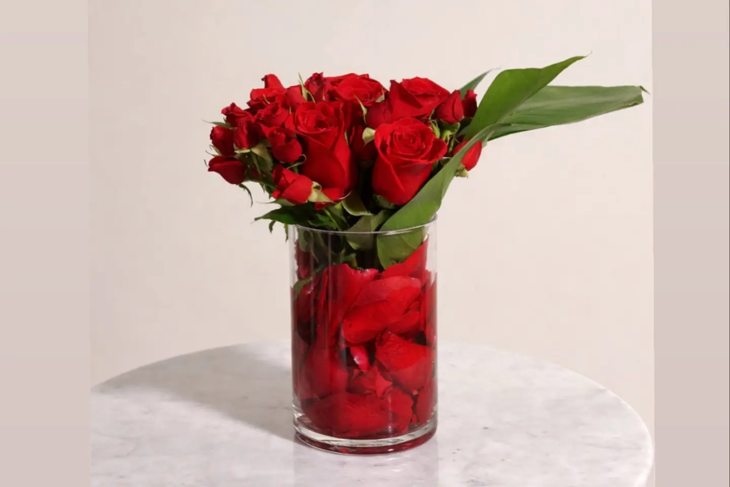 مزهرية حمراء صغيرة