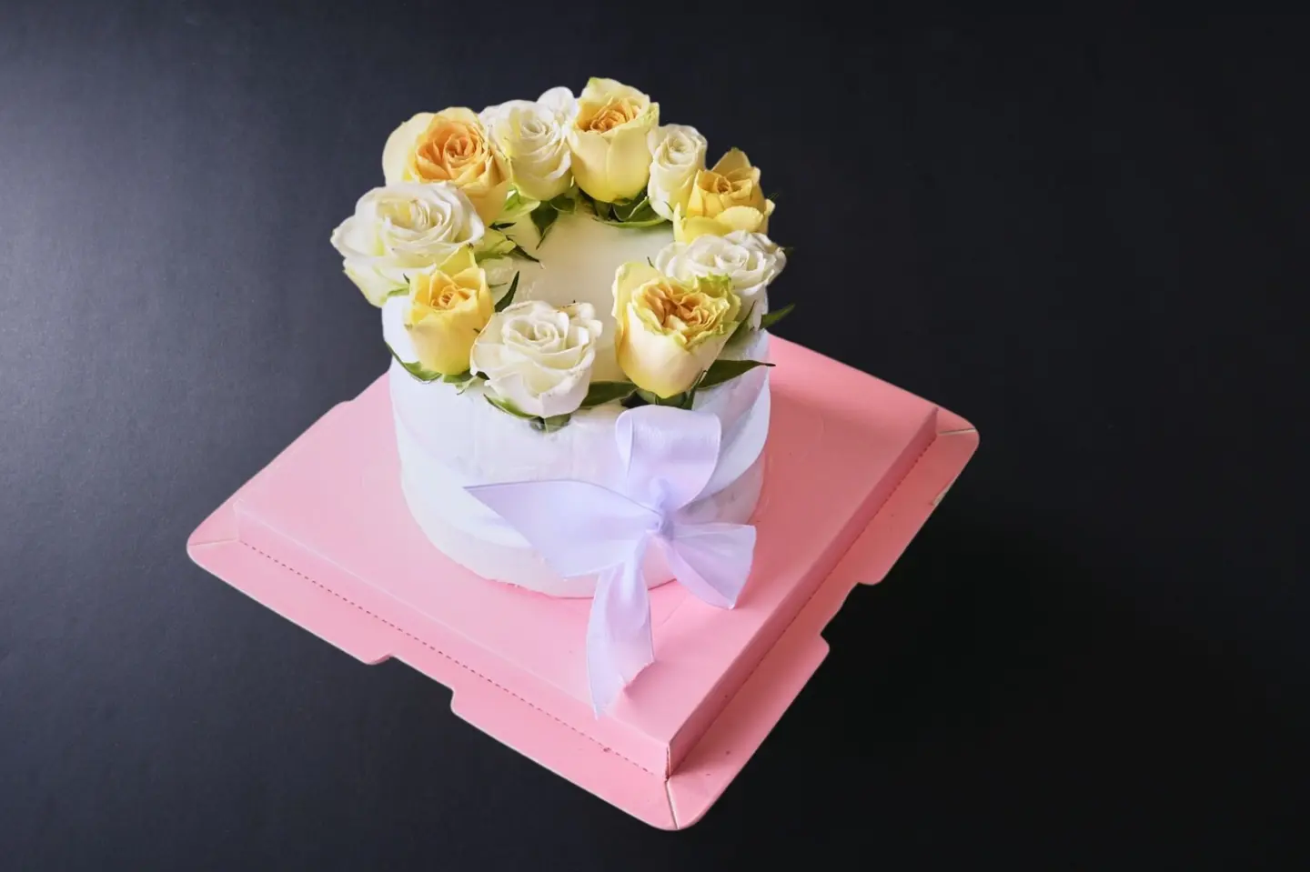 كيكة صغيرة مزينة بالورد