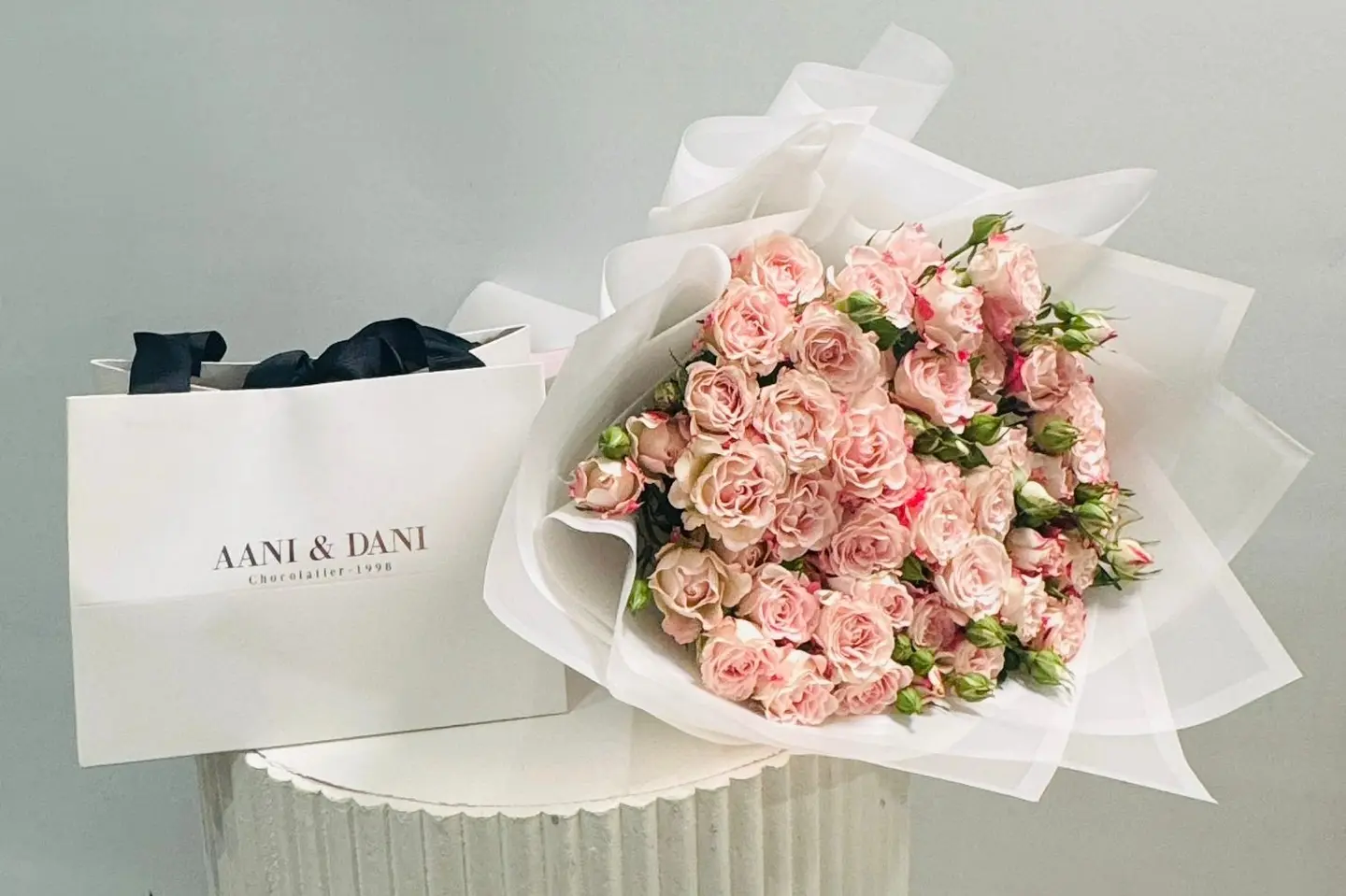 شوكليت اني وداني مع باقة ورد طبيعي