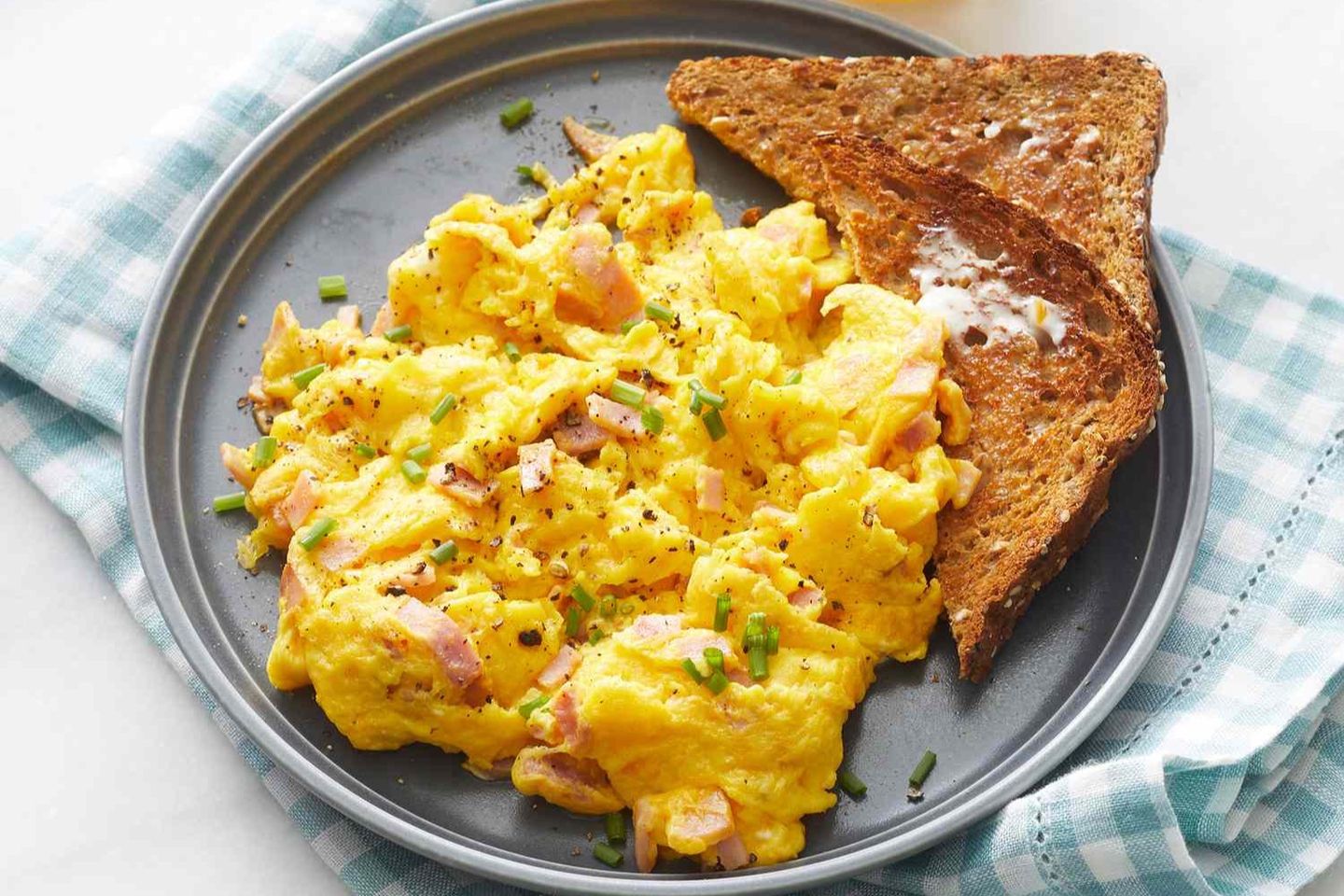Scrambled Eggs With Turkey And Tomato And Cheese