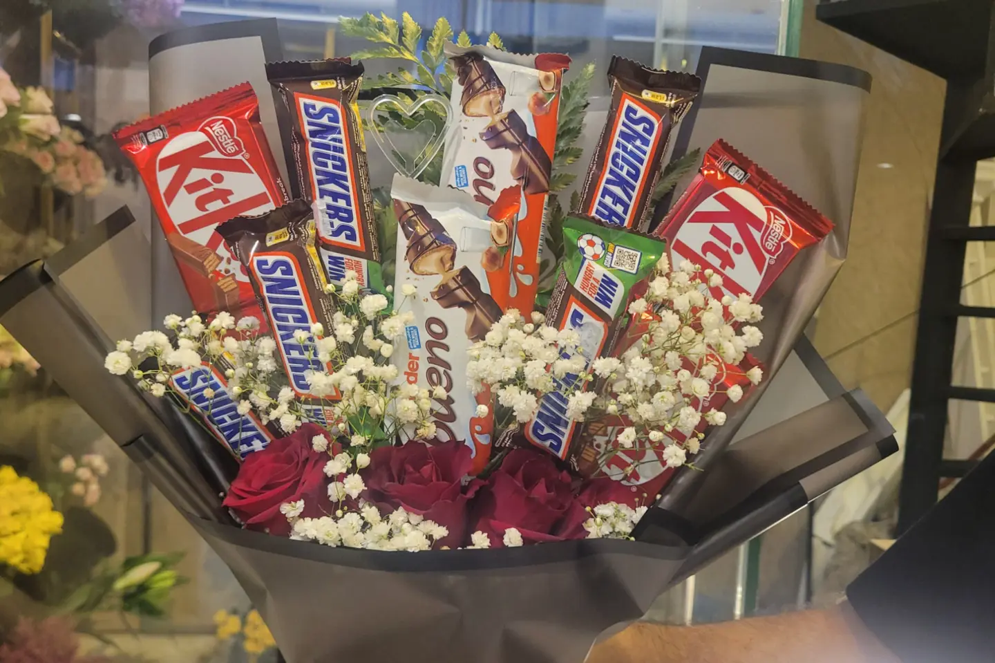 باقة الشكولاته مع ورد جوري احمر