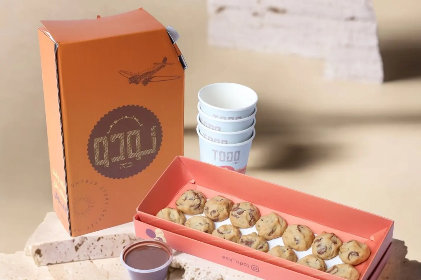 بوكس قهوة ٢ لترمع اكواب وميني كوكيز٢٨ حبة مع صوص الشوكولاتة