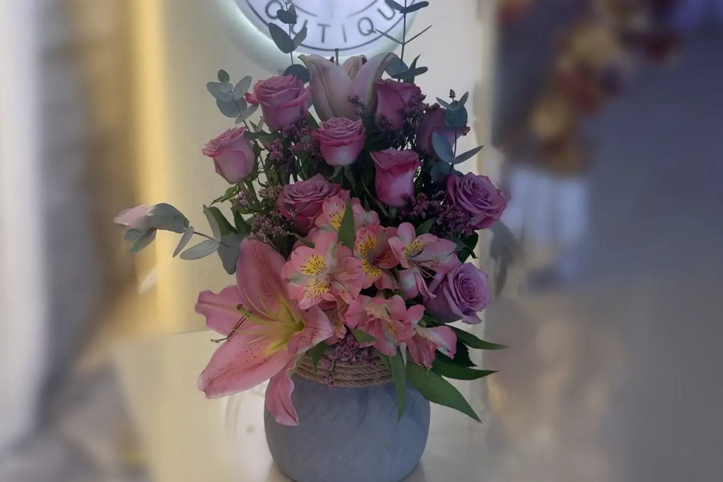 فازة منوعة بالورود الزاهية