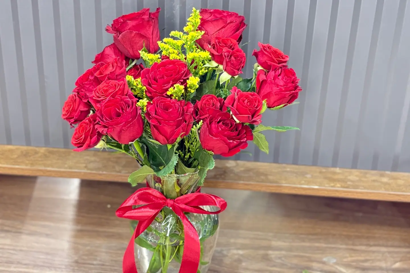 فازه ورد احمر كلاسيكي