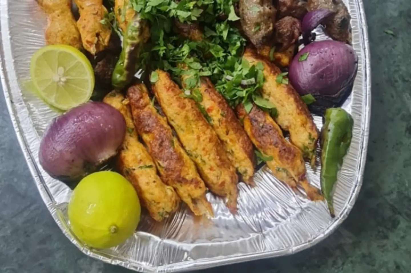 طبق مشكل وسط