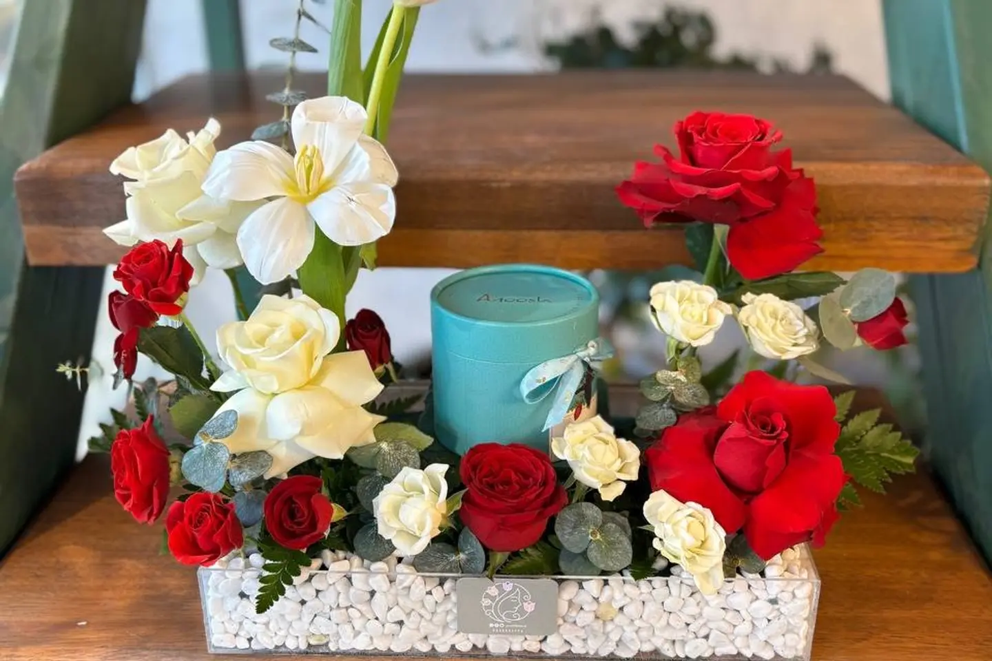 قاعدة اكريلك ورد و شوكولاتة انوش