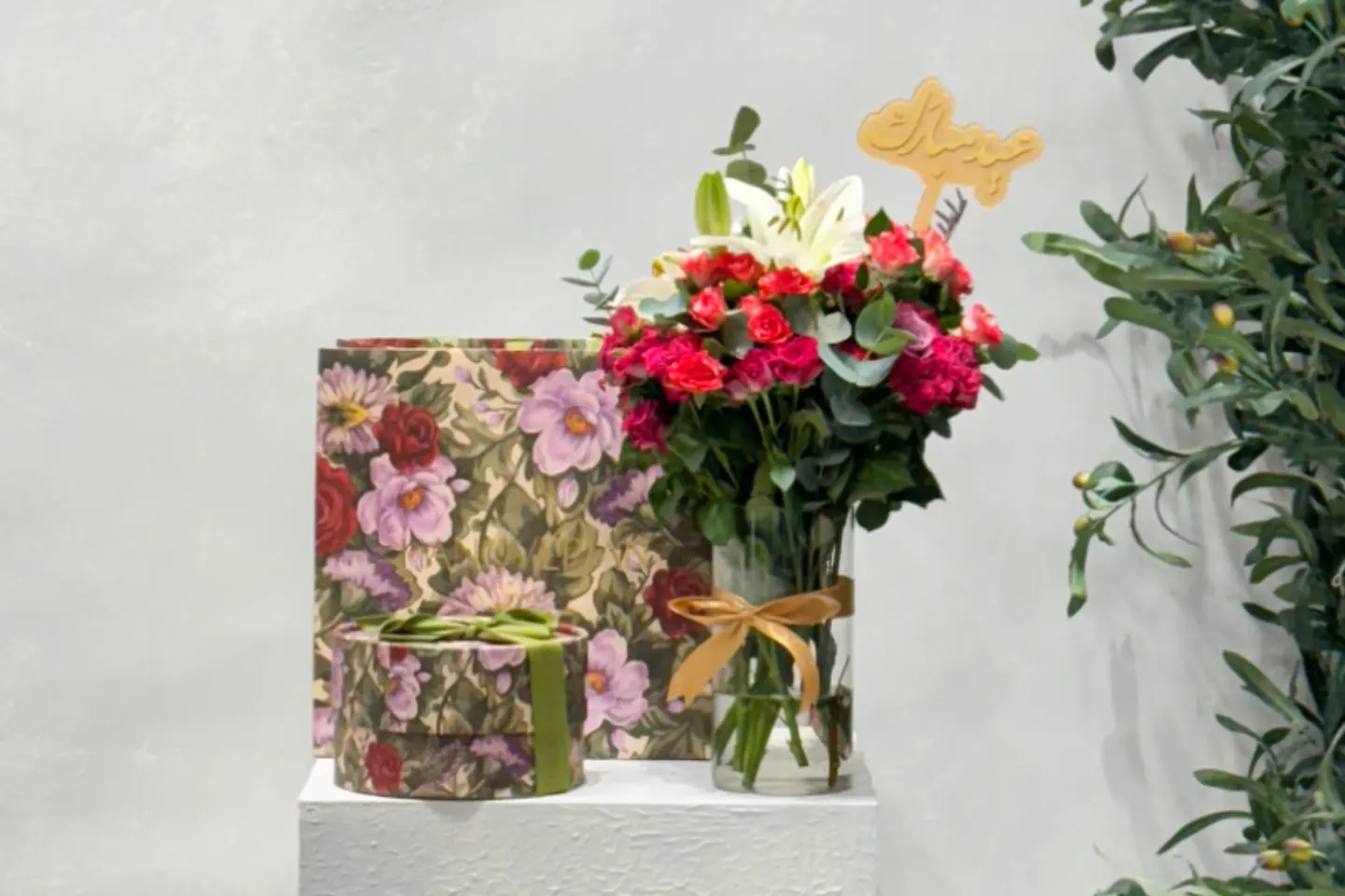 Eid Package: Vase Of Roses And Hanoverian Chocolates