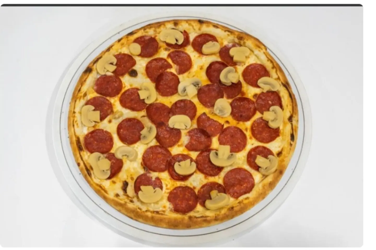 بيتزا نقانق مع فطر