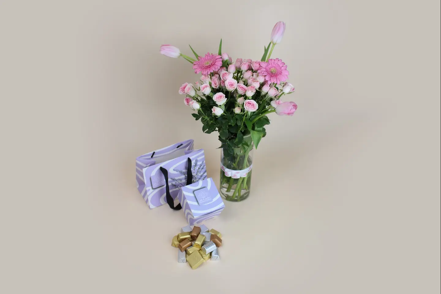 فازة زهور ناعمه وشوكولاتة تولين البلجيكية الفاخرة