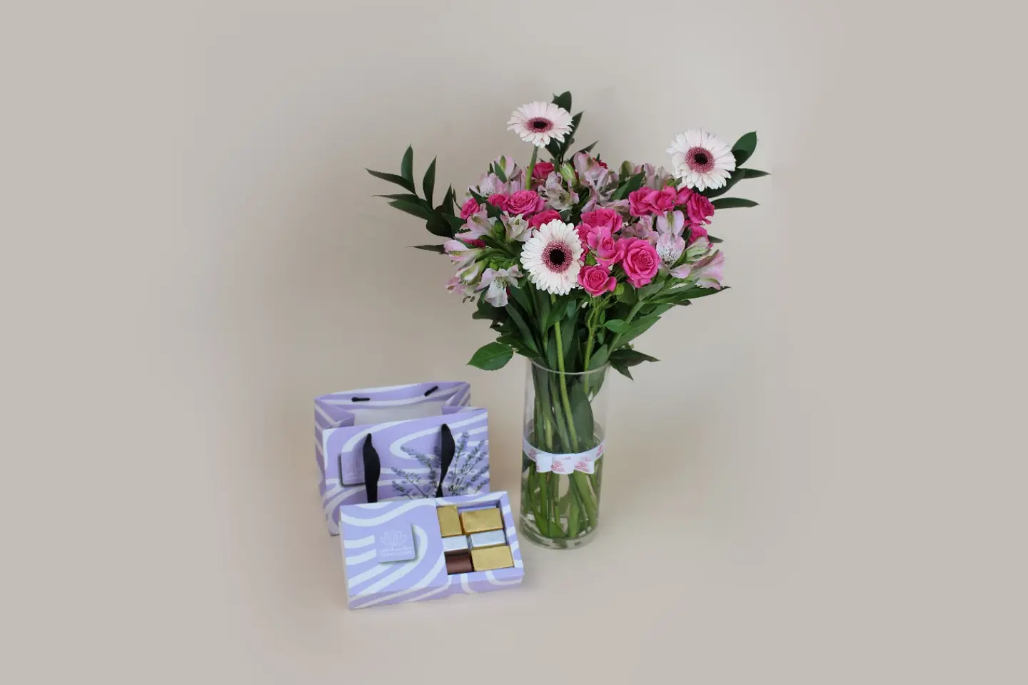 فازة بتلات الربيع وشوكولاتة تولين البلجيكية الفاخرة