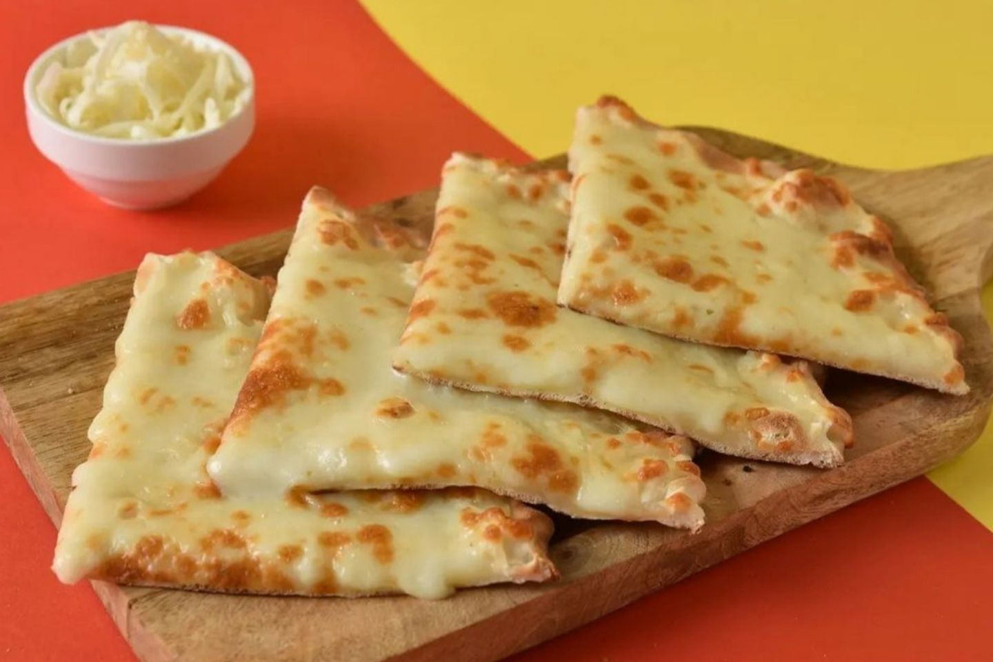فطيرة عكاوي وموزاريلا