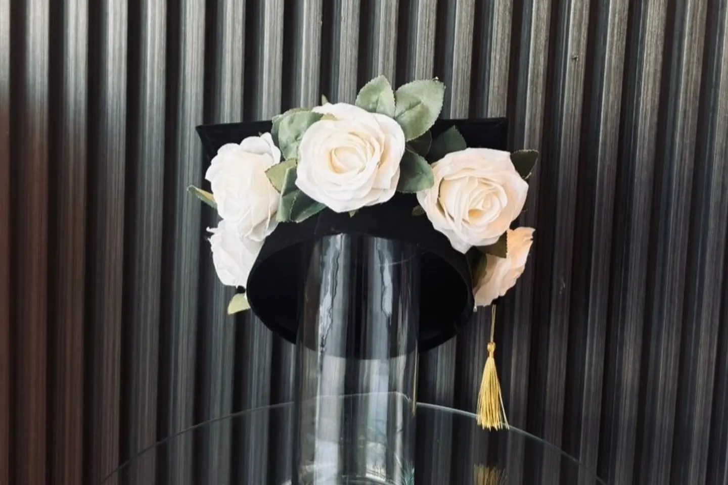 قبعة التخرج أبيض