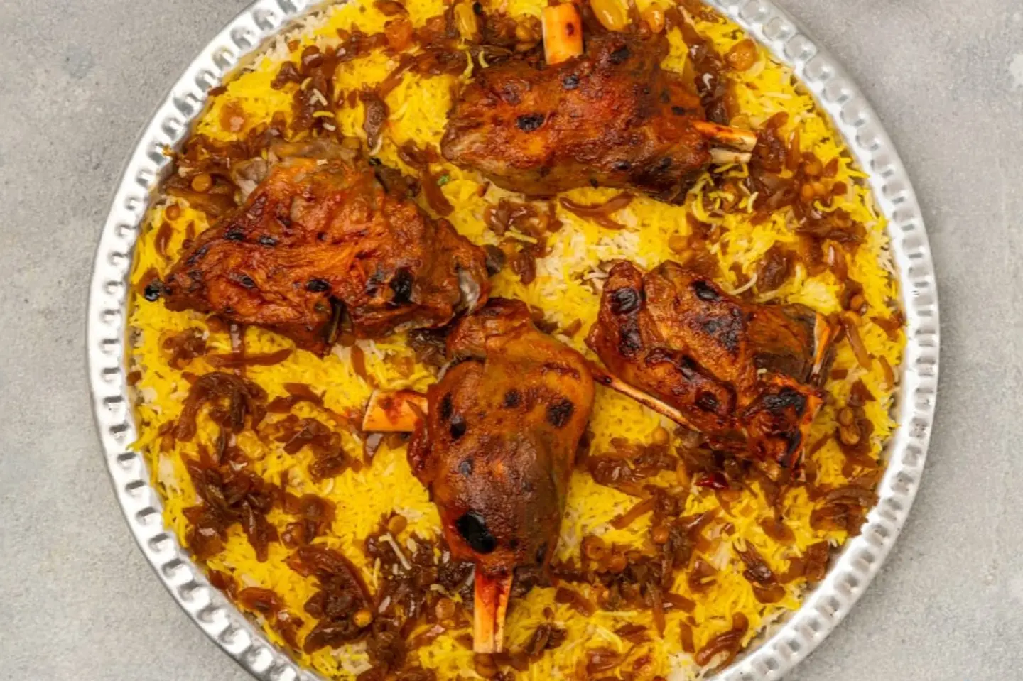 طبق مجبوس لحم صغير دائري