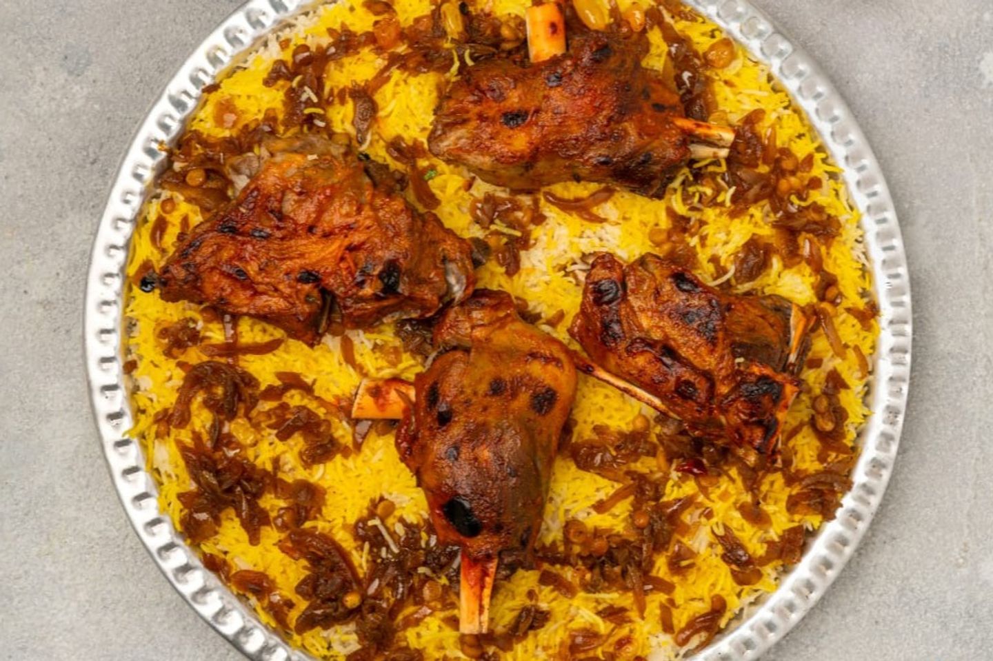 طبق مجبوس لحم صغير دائري