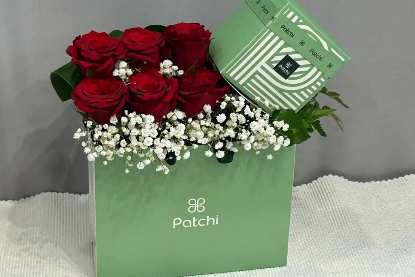 تنسيق ورد جوري احمر مع شوكلاتة باتشي