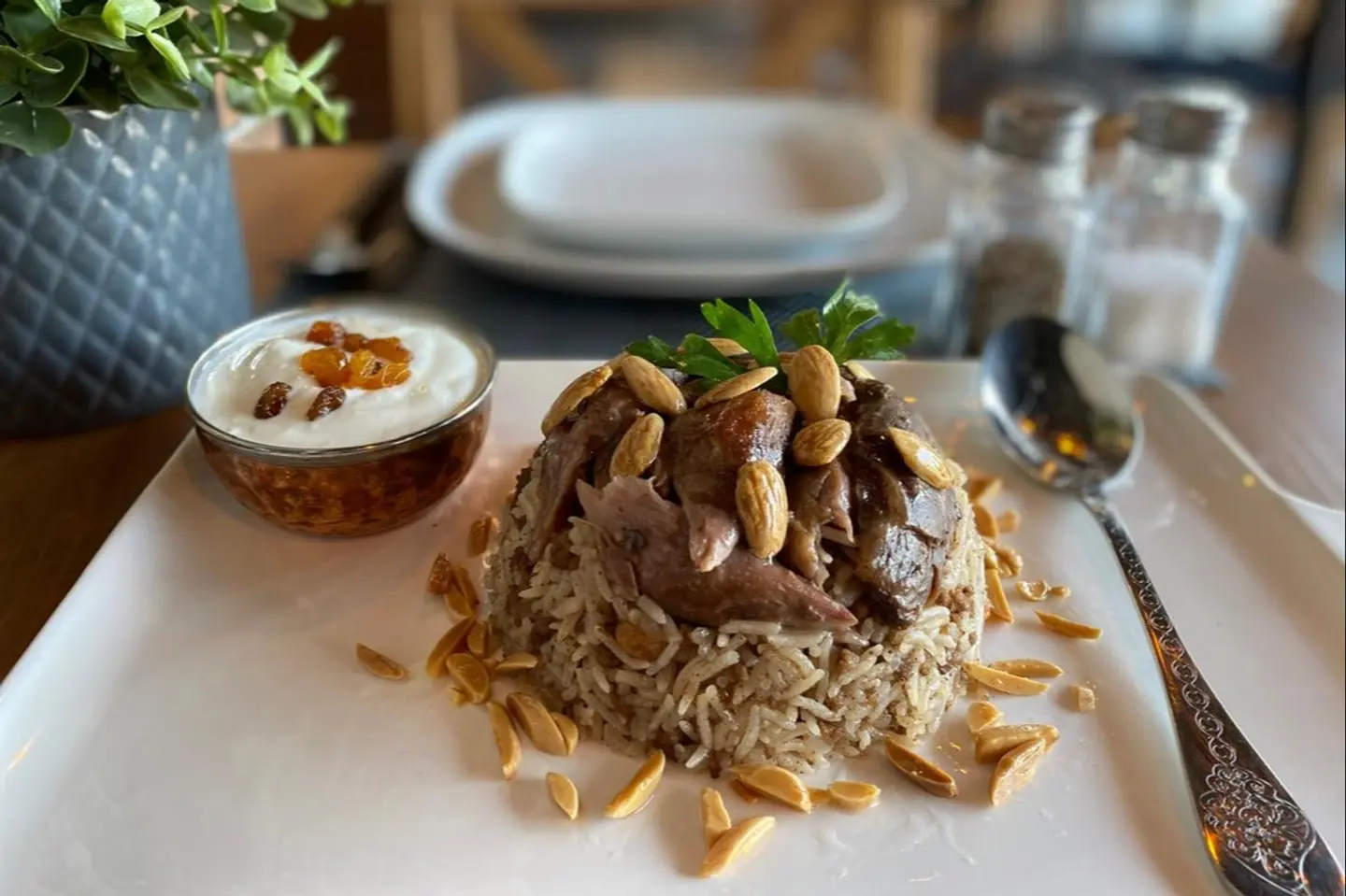أرز حشوة خروف مع المكسرات واللبن
