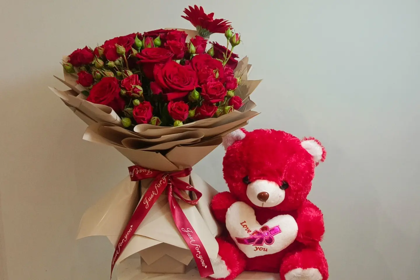 Bouquet With Doll Clor Red Number 54