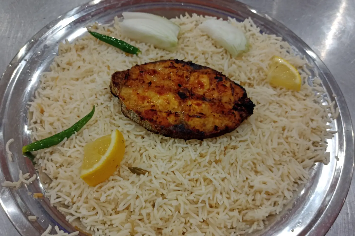 قطعة سمك على الفحم مع رز باشاور
